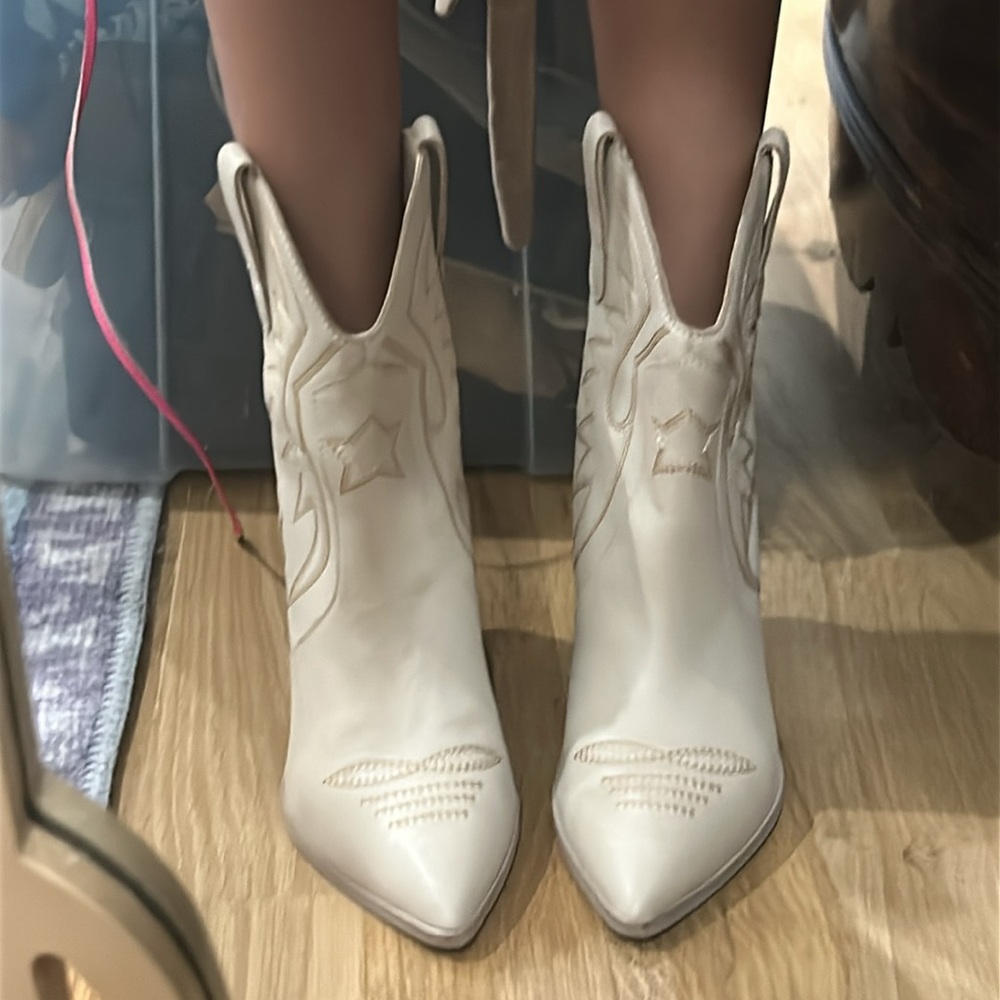 Dolce Vida cream / tan Western style boots. Only worn 1-2 times. Size 7!